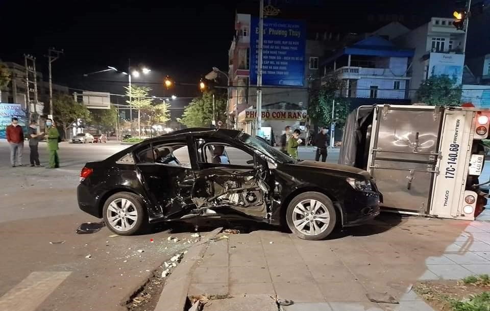 Oto tai hat vang xe con len via he hinh anh