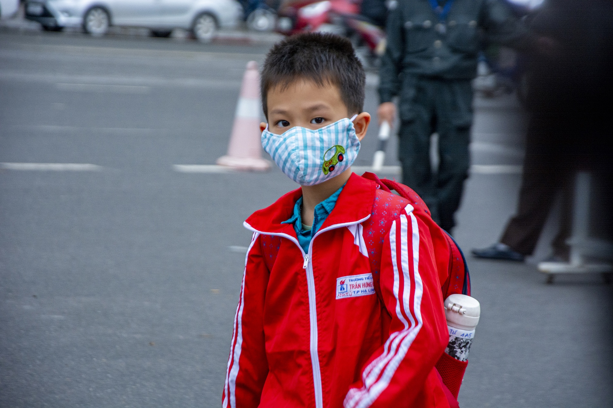 Chao co trong lop hoc anh 4