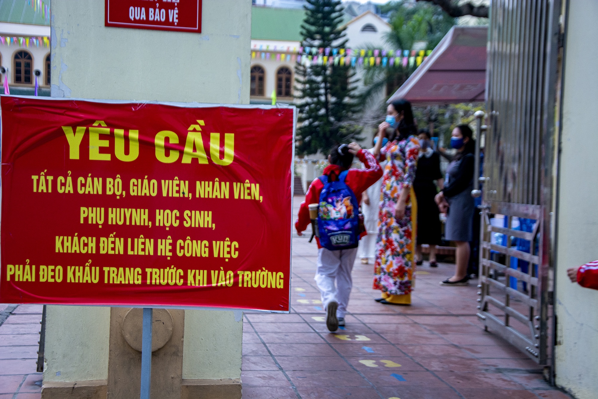 Chao co trong lop hoc anh 3