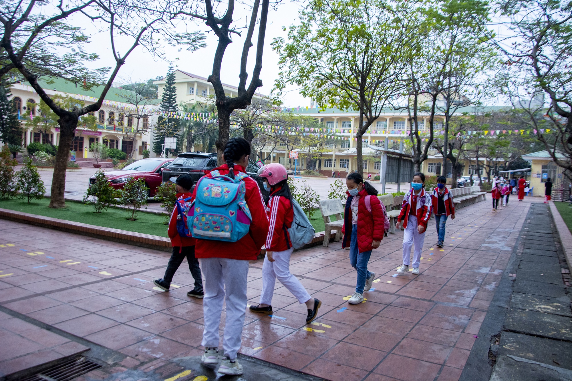 Chao co trong lop hoc anh 5