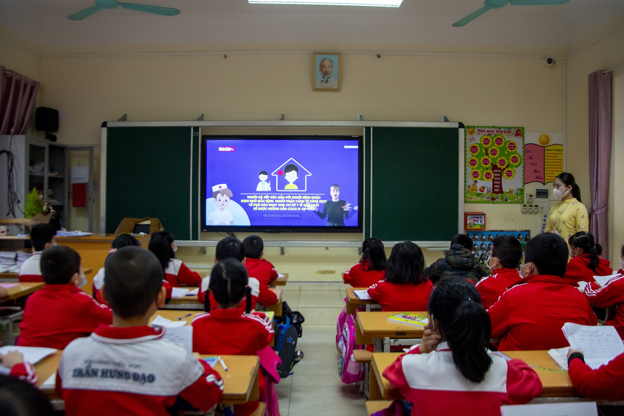 Chao co trong lop hoc anh 11