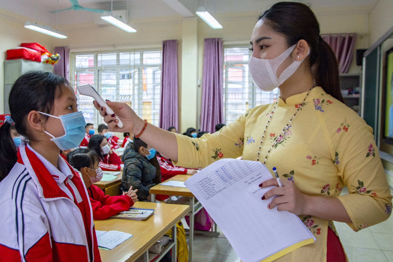 Hoc cach phong dich Covid-19 trong ngay tro lai truong hinh anh