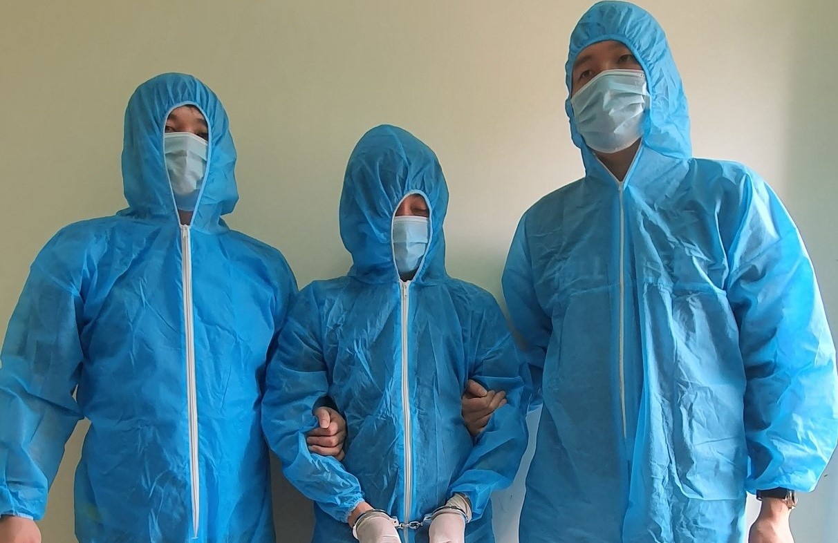 Lam gia giay to de chuyen hang chuc nghin ty ra nuoc ngoai hinh anh