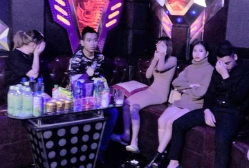 Bat chap lenh cam, quan karaoke cho gan 100 nguoi vao hat hinh anh