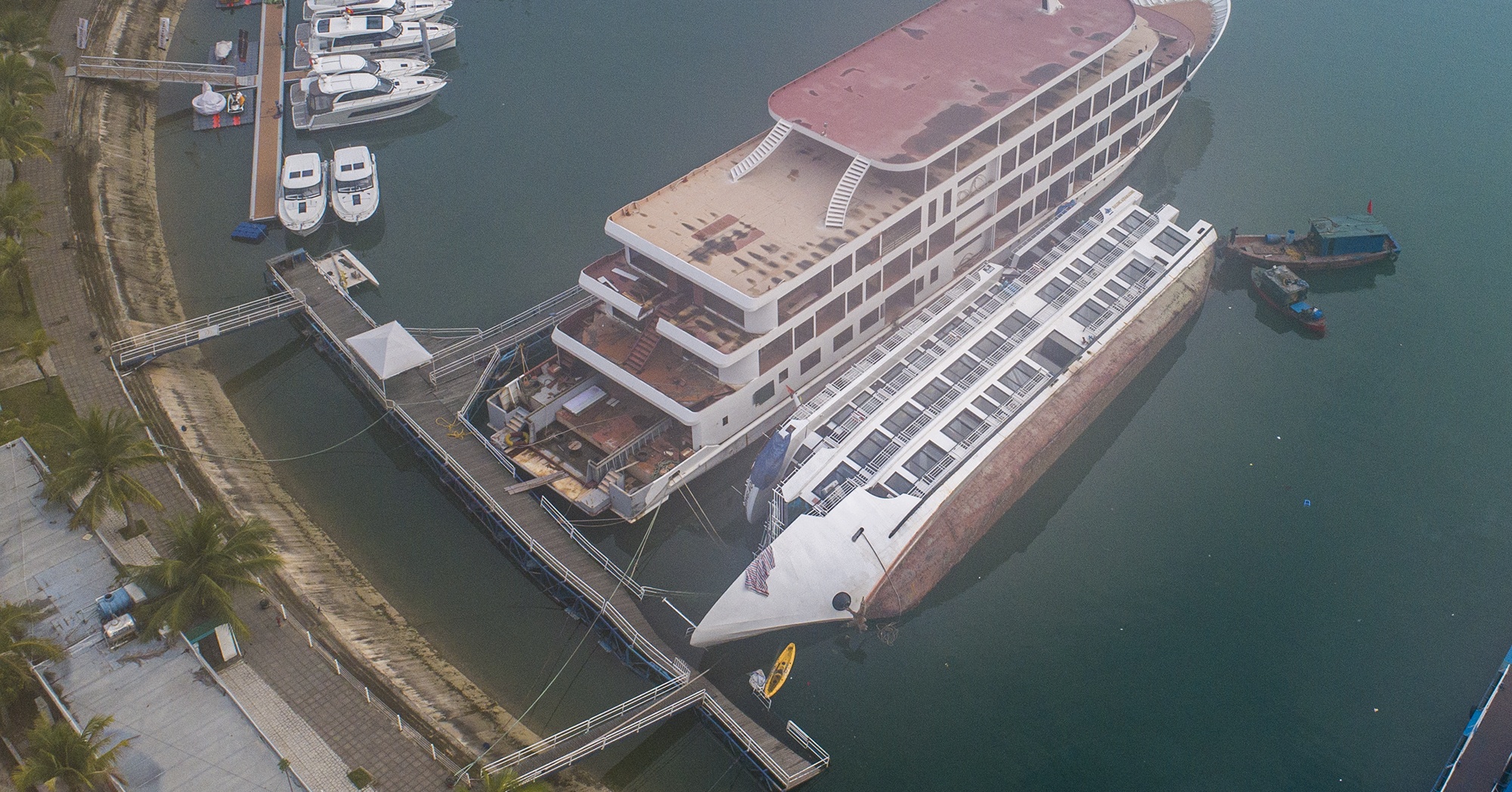 Hien truong vu du thuyen bi lat o cang Tuan Chau hinh anh