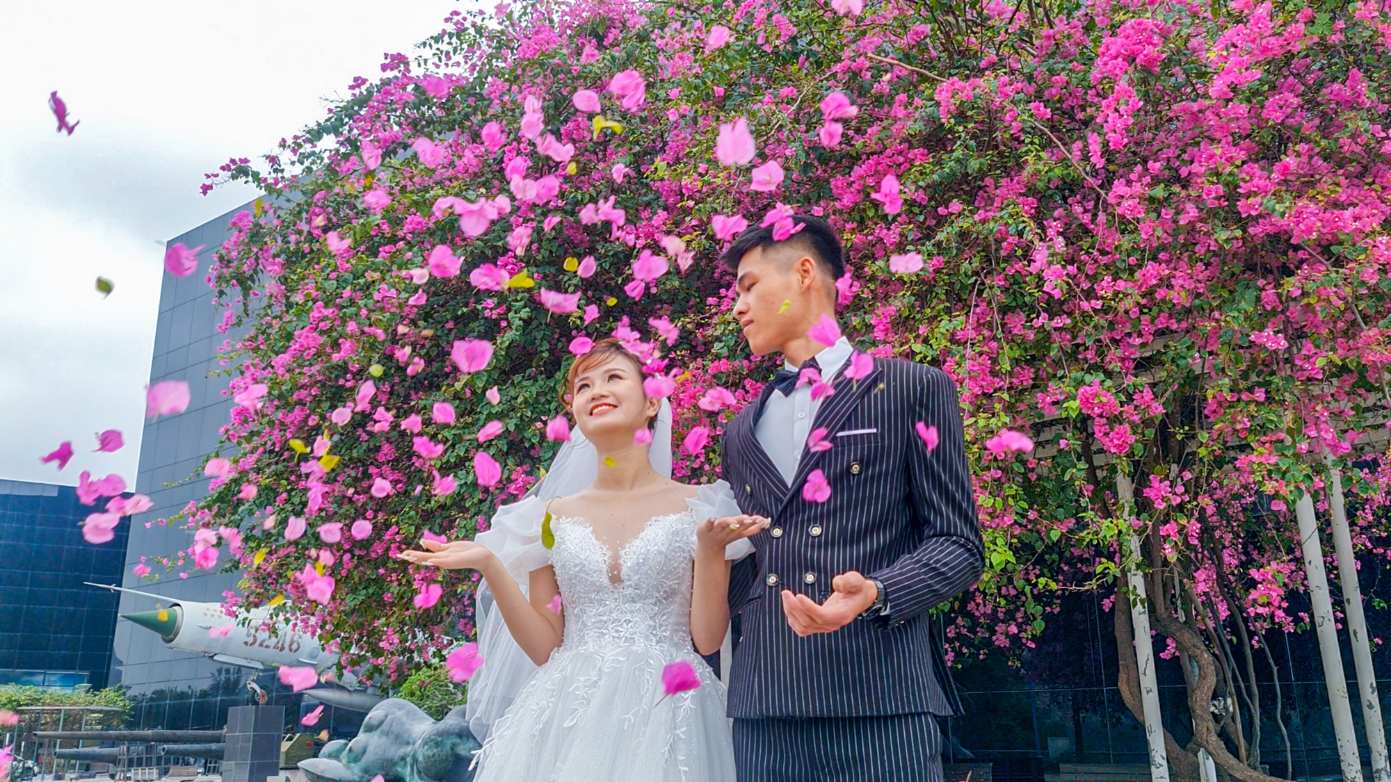 Hoa giay hut cac doi uyen uong chup anh cuoi o Ha Long hinh anh