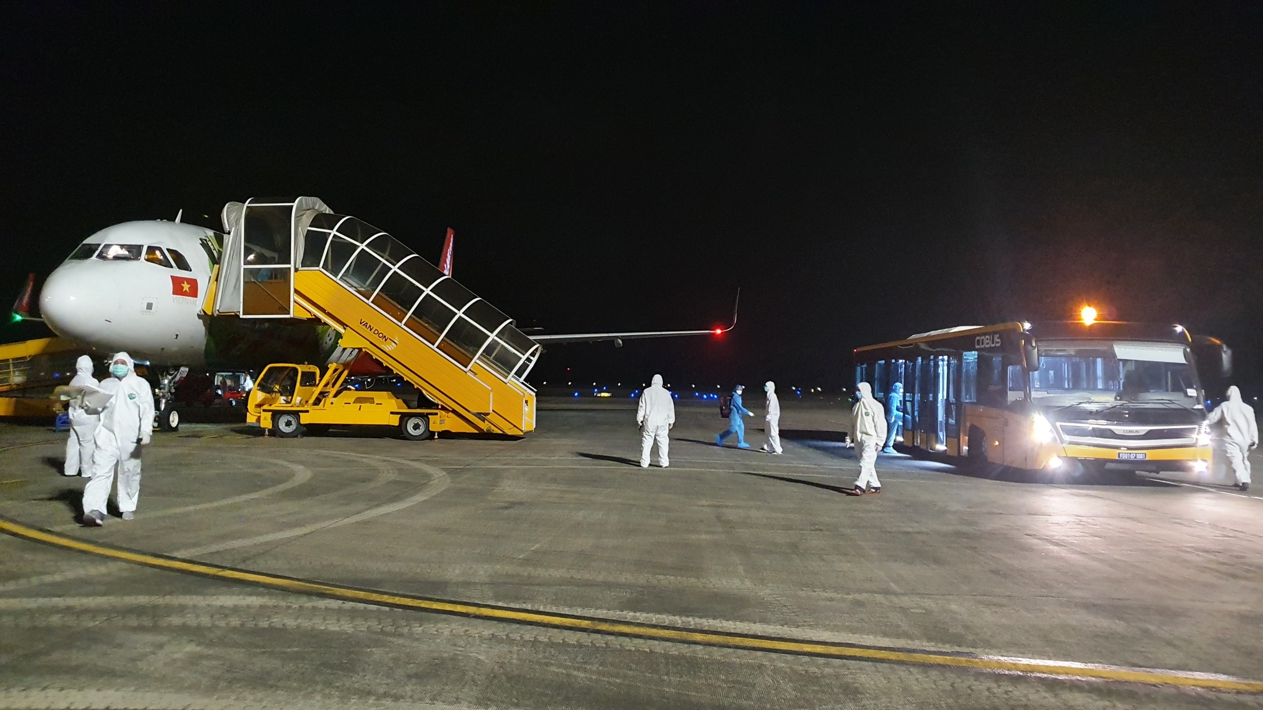 San bay Van Don tiep nhan 2 chuyen bay 'giai cuu' hinh anh