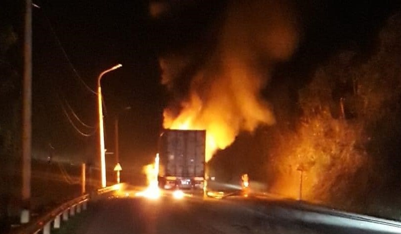 Xe container dam vao dai phan cach roi boc chay hinh anh