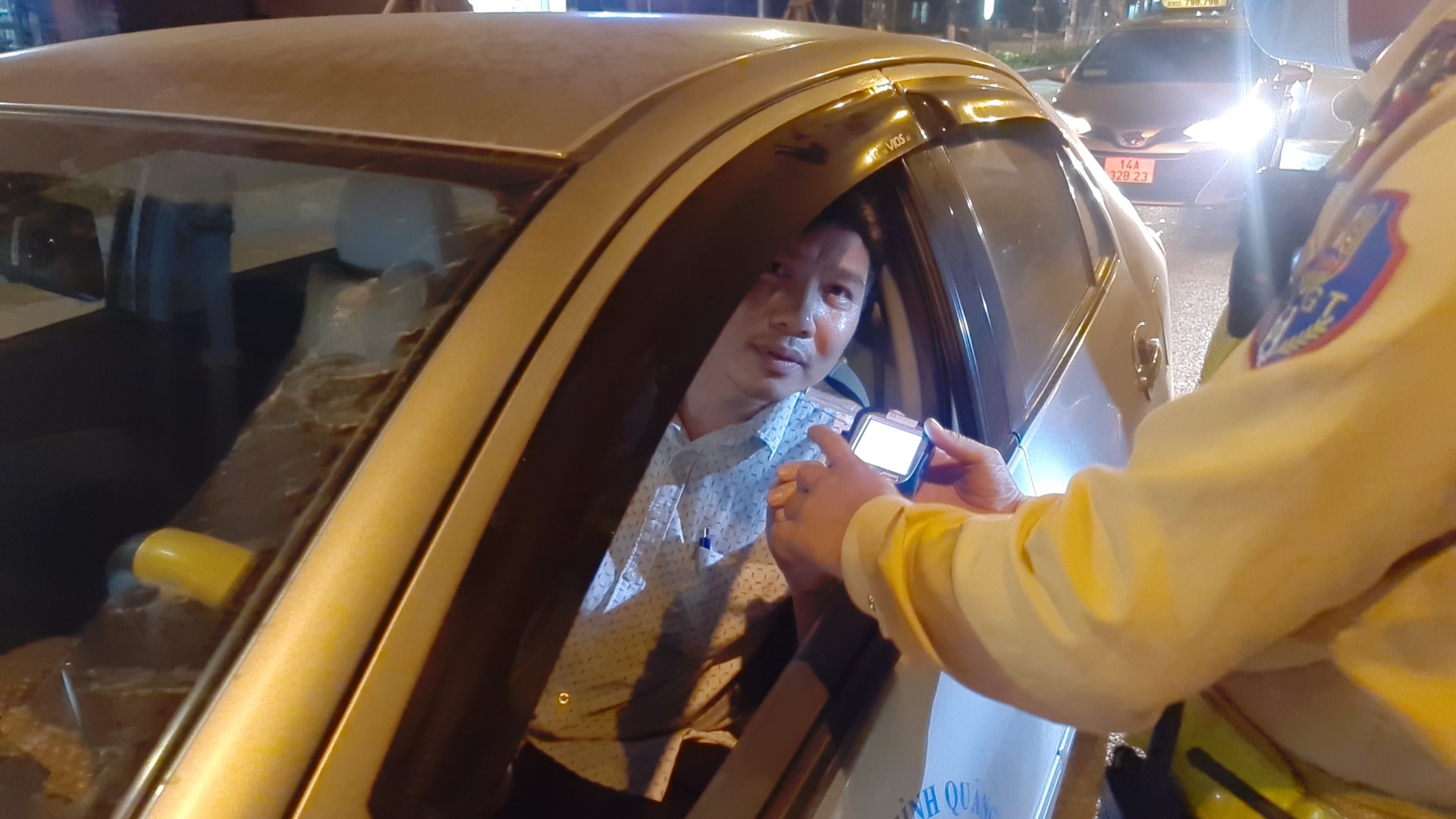 Giao vien day lai xe vi pham nong do con khi dieu khien oto hinh anh