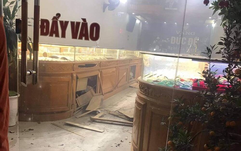 Truy tim nguoi gay ra vu no tiem vang hinh anh