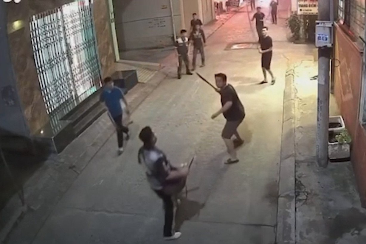 Nguoi dan truy duoi ke gay ra vu no o tiem vang hinh anh