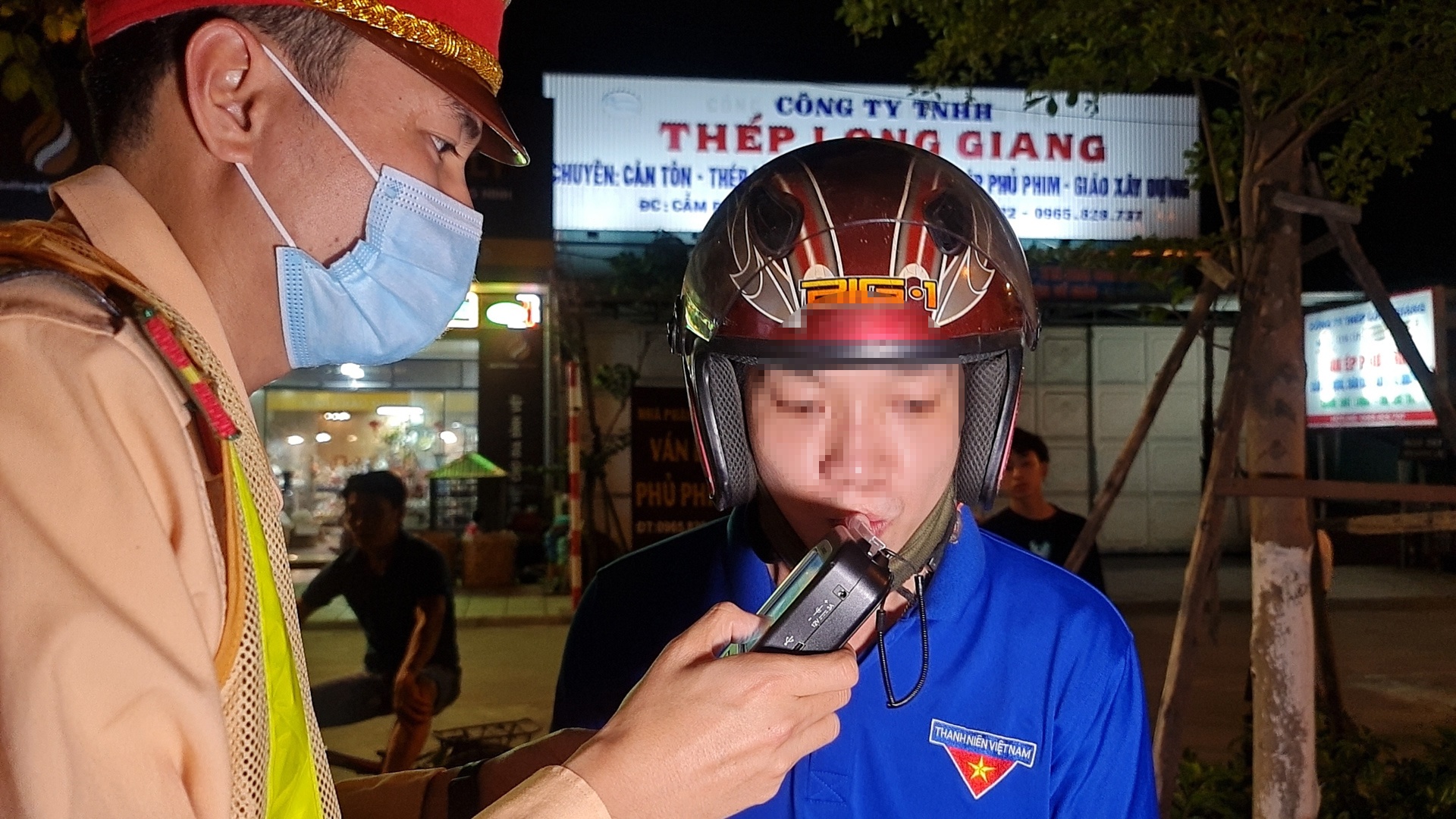 Nguoi vi pham bo chay khi gap CSGT hinh anh