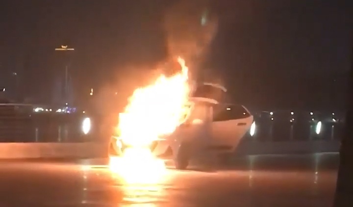 Xe 4 cho boc chay tro khung tren duong bao bien hinh anh