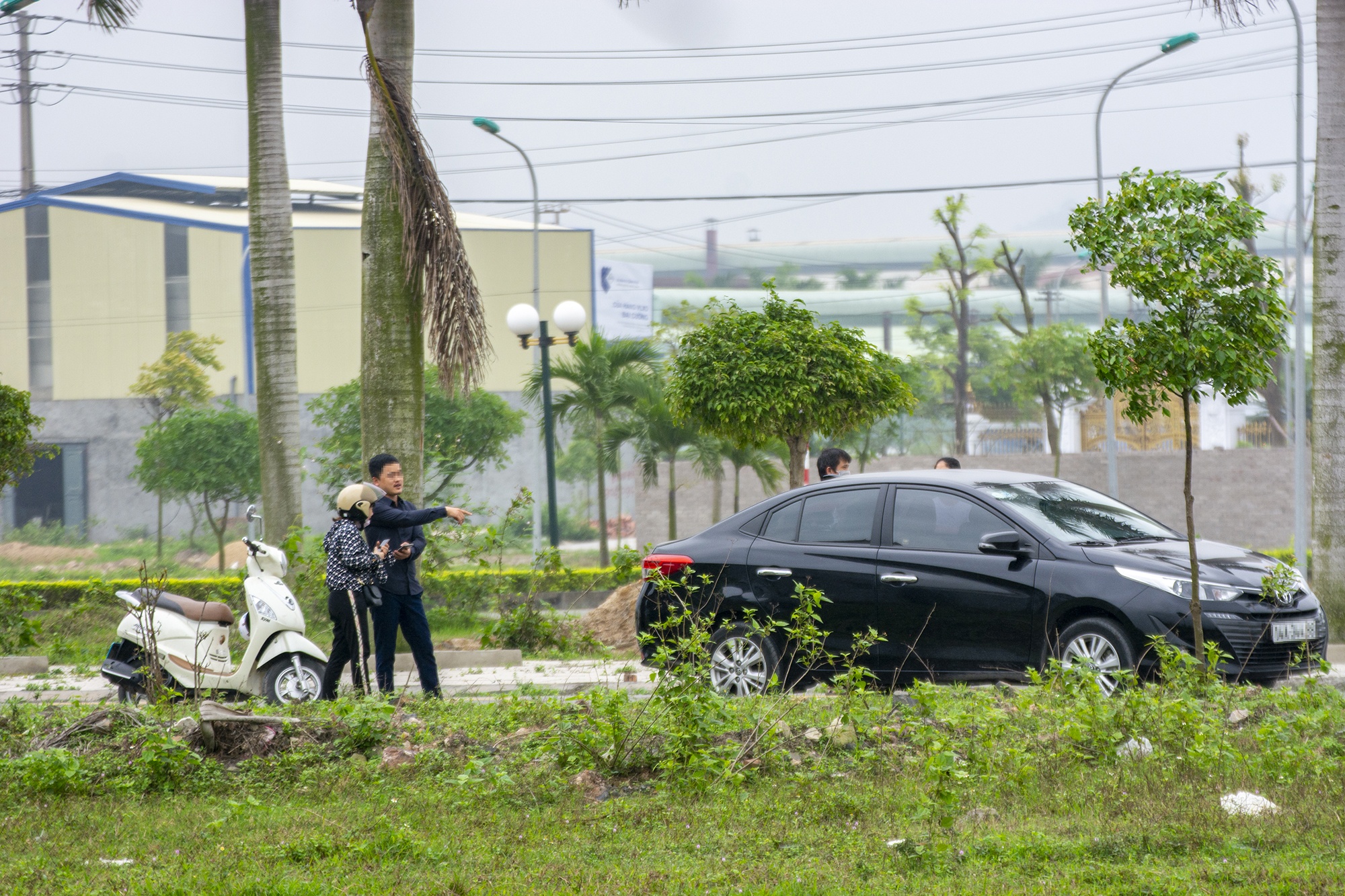 Xe un un do ve Dong Trieu trong con sot dat ao hinh anh