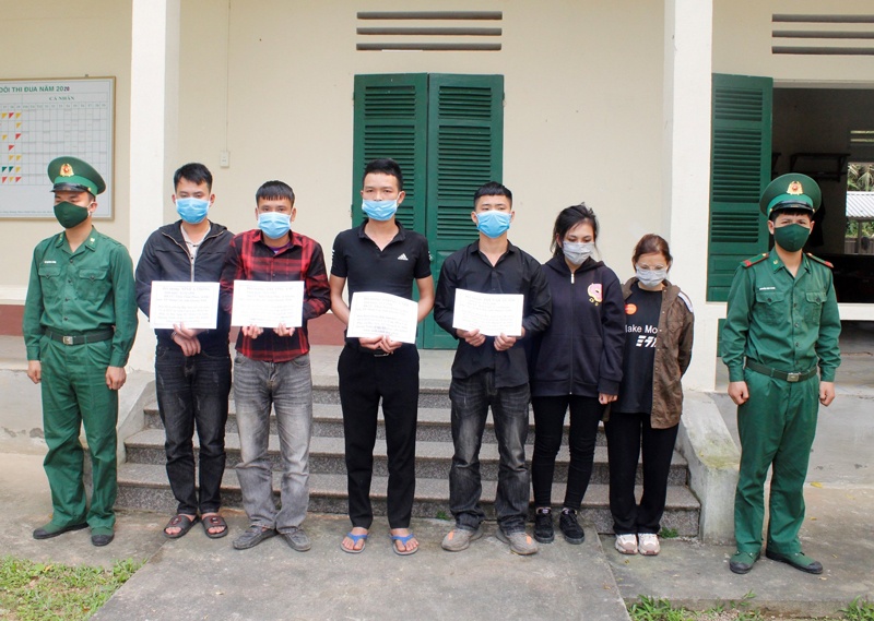 Khoi to nhom dua phu nu xuat canh trai phep hinh anh