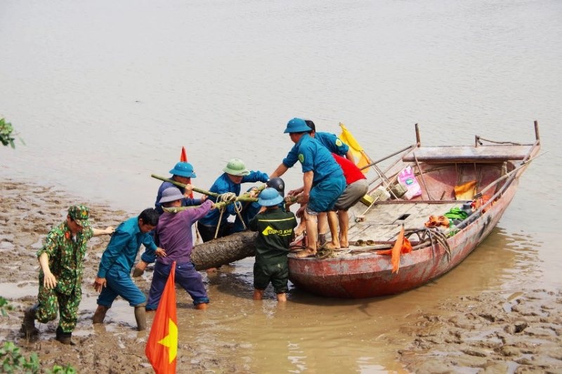 Nguoi phu nu bat hen phat hien qua bom nang gan 230 kg hinh anh