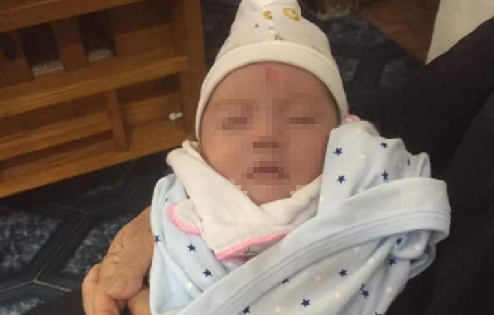 Be gai 1 thang tuoi bi bo roi cung buc tam thu hinh anh