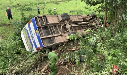 Xe may doi dau xe khach, mot nguoi chet hinh anh