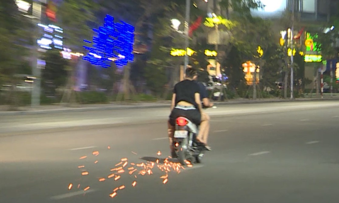 'Quai xe' boc dau, lang lach o duong bao bien hinh anh