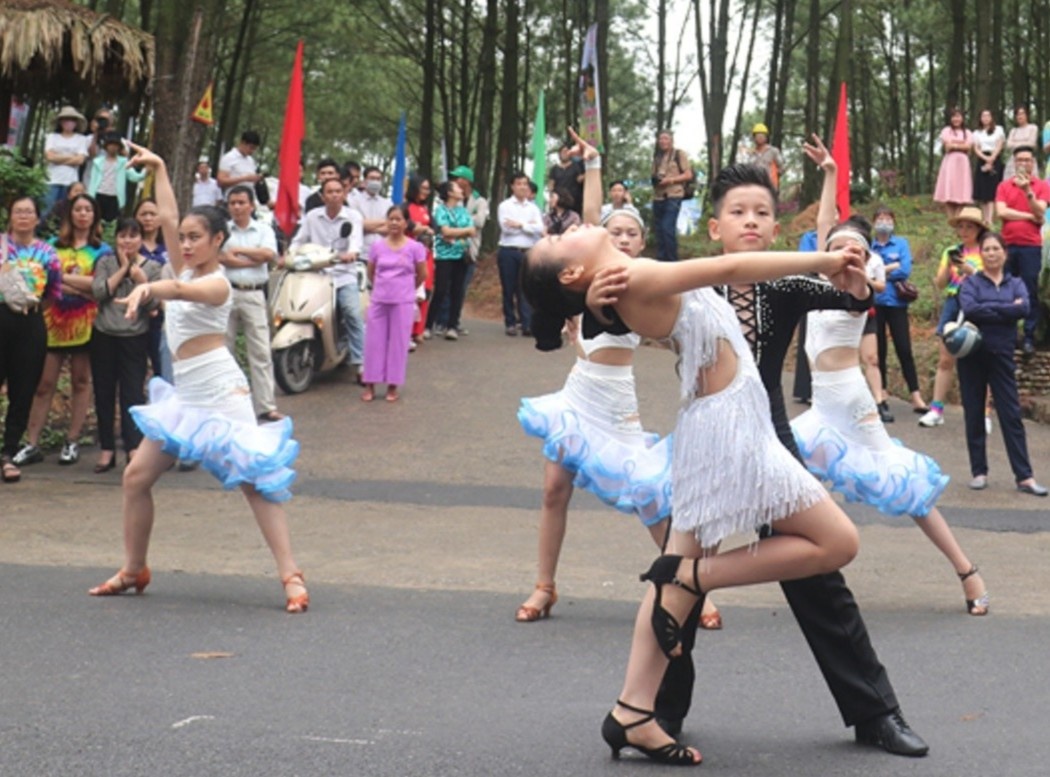Du khach khieu vu ben bo ho Yen Trung o Quang Ninh hinh anh