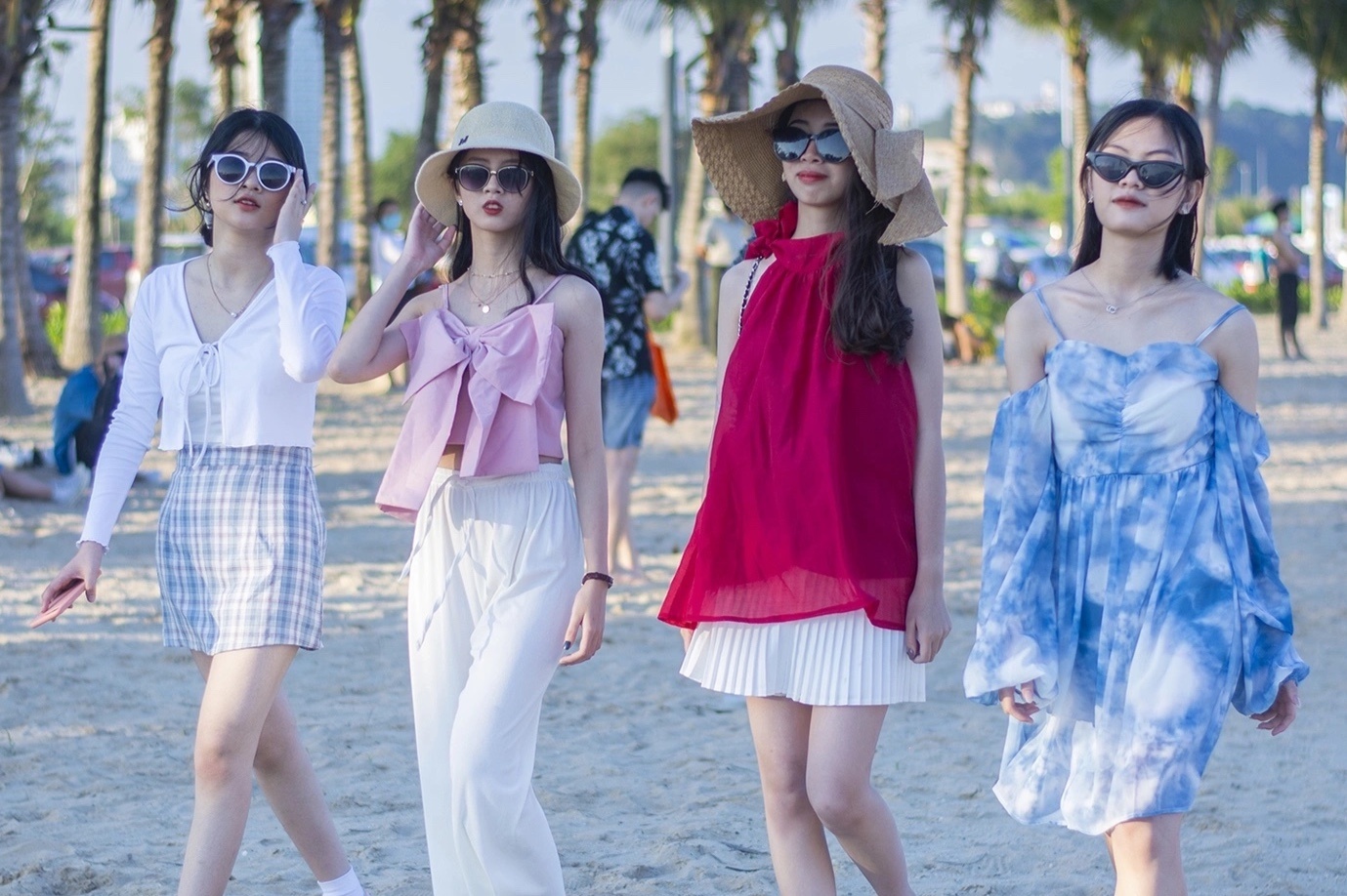 Gioi tre chup anh ky yeu ben bai bien Ha Long hinh anh