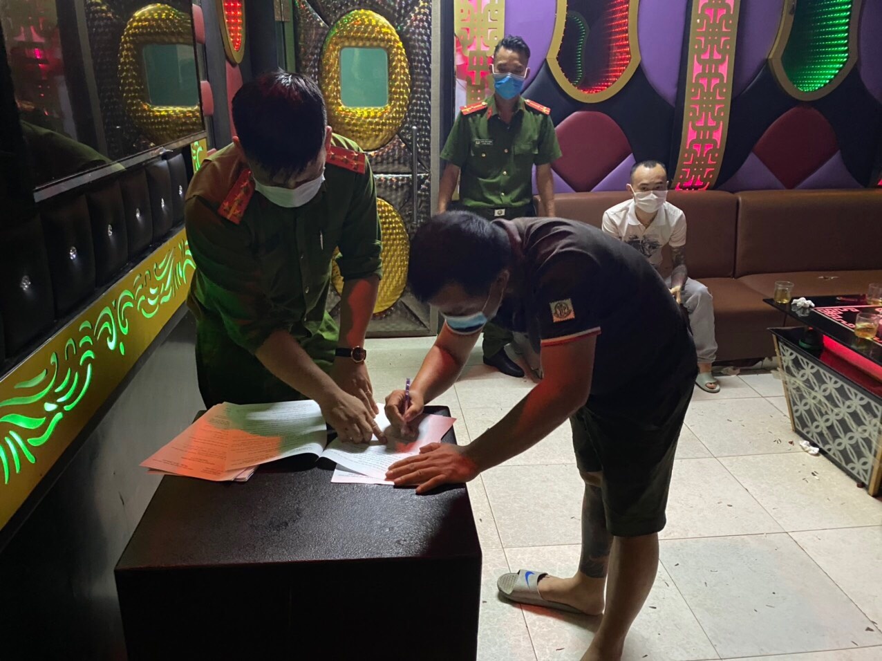 Quan karaoke hoat dong chui anh 1