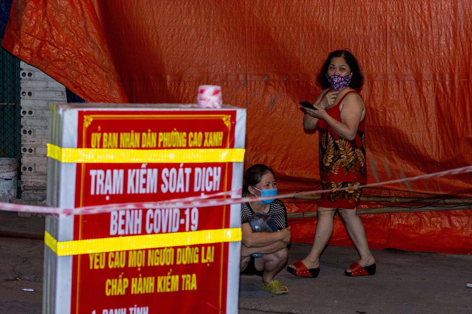 Phong toa khu pho co nguoi mac Covid-19 lien quan den benh vien K hinh anh