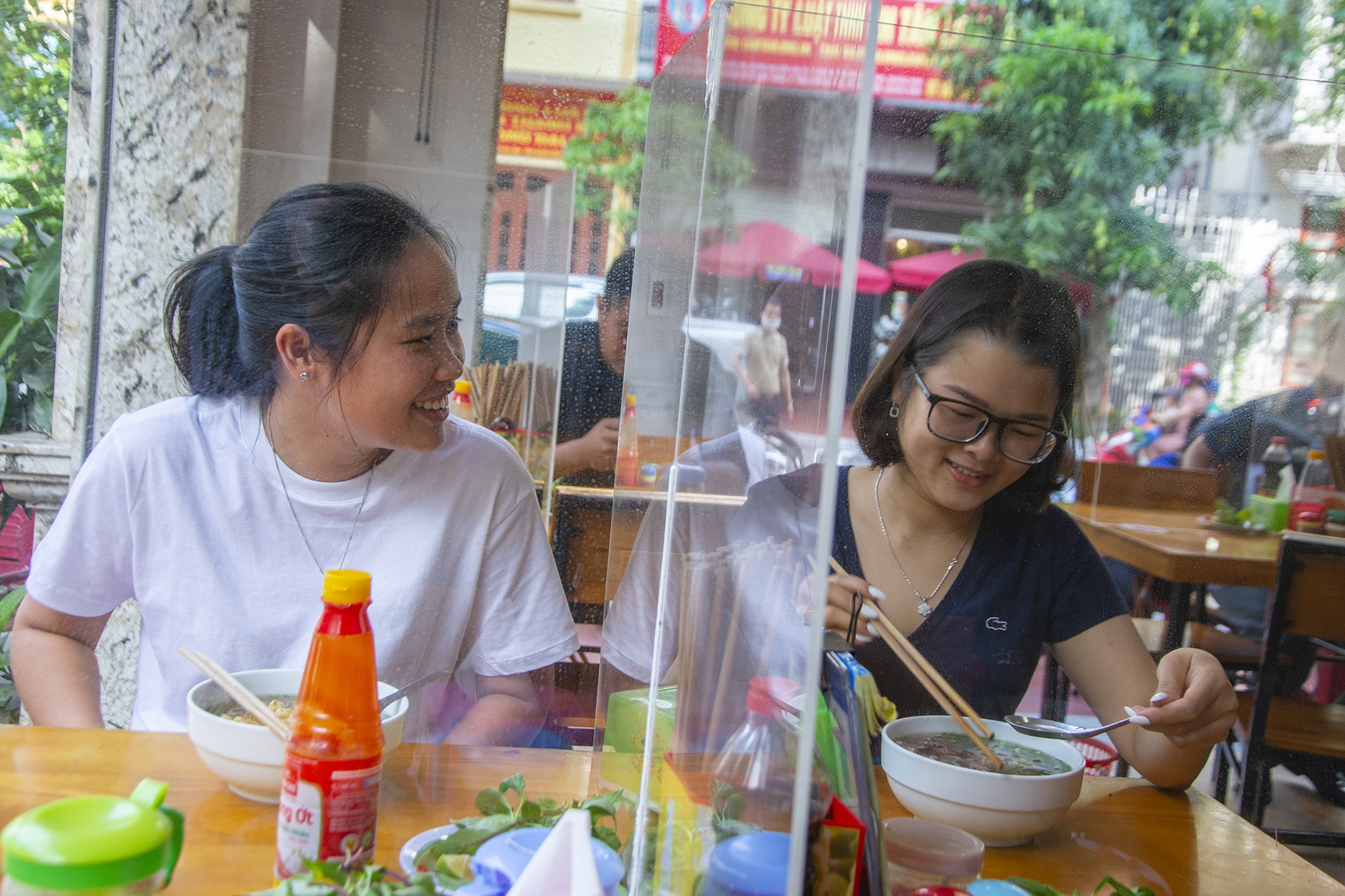 Hang quan o Ha Long lap vach ngan de chong dich hinh anh