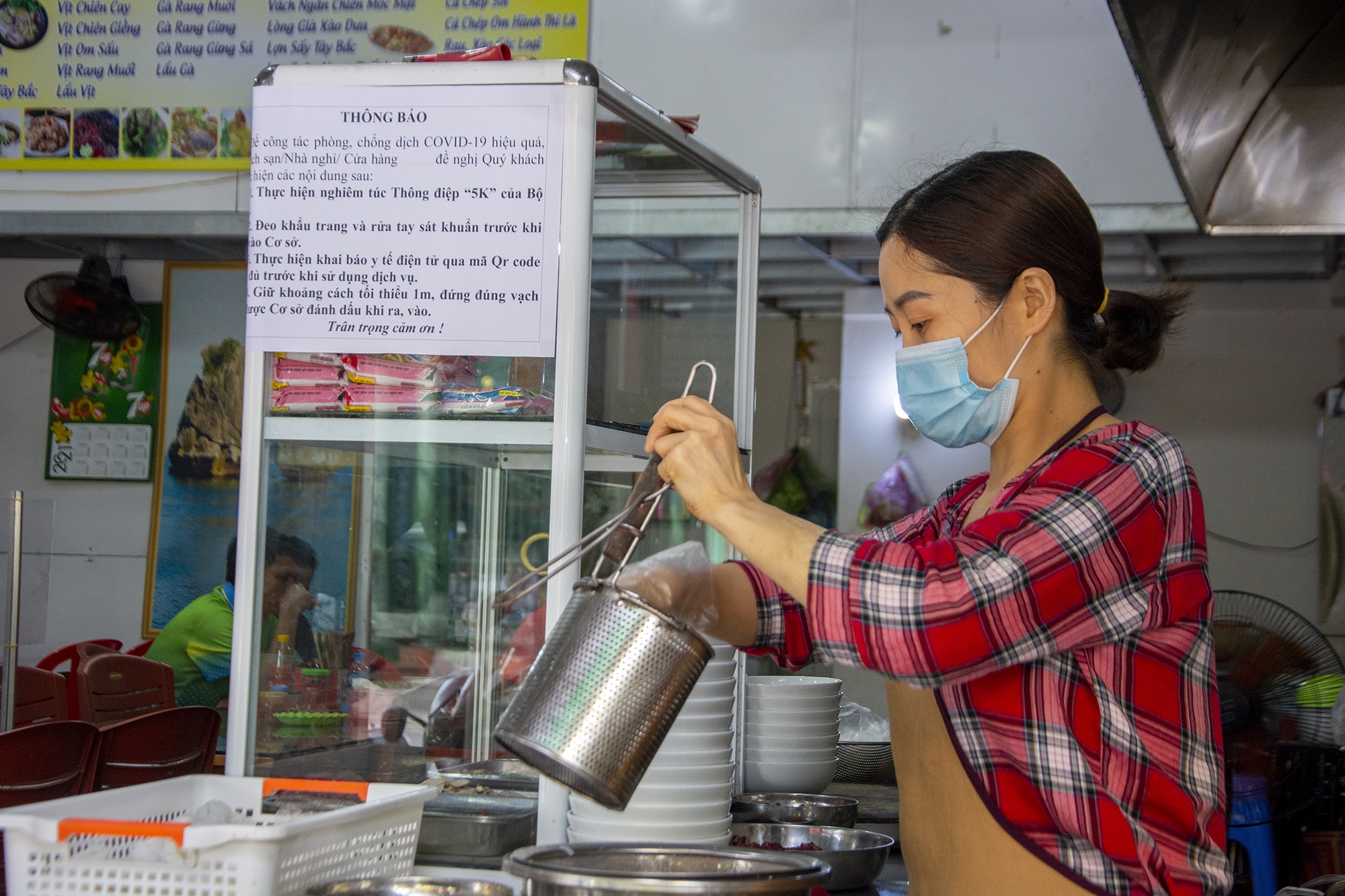 Lap vach ngan chong dich Covid-19 anh 6