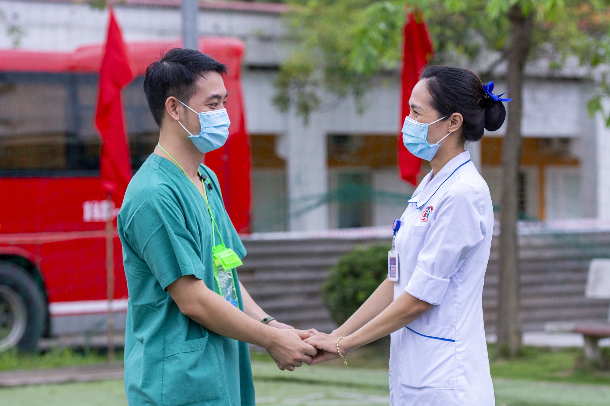 Vo xuc dong tien chong len duong chong dich Covid-19 hinh anh