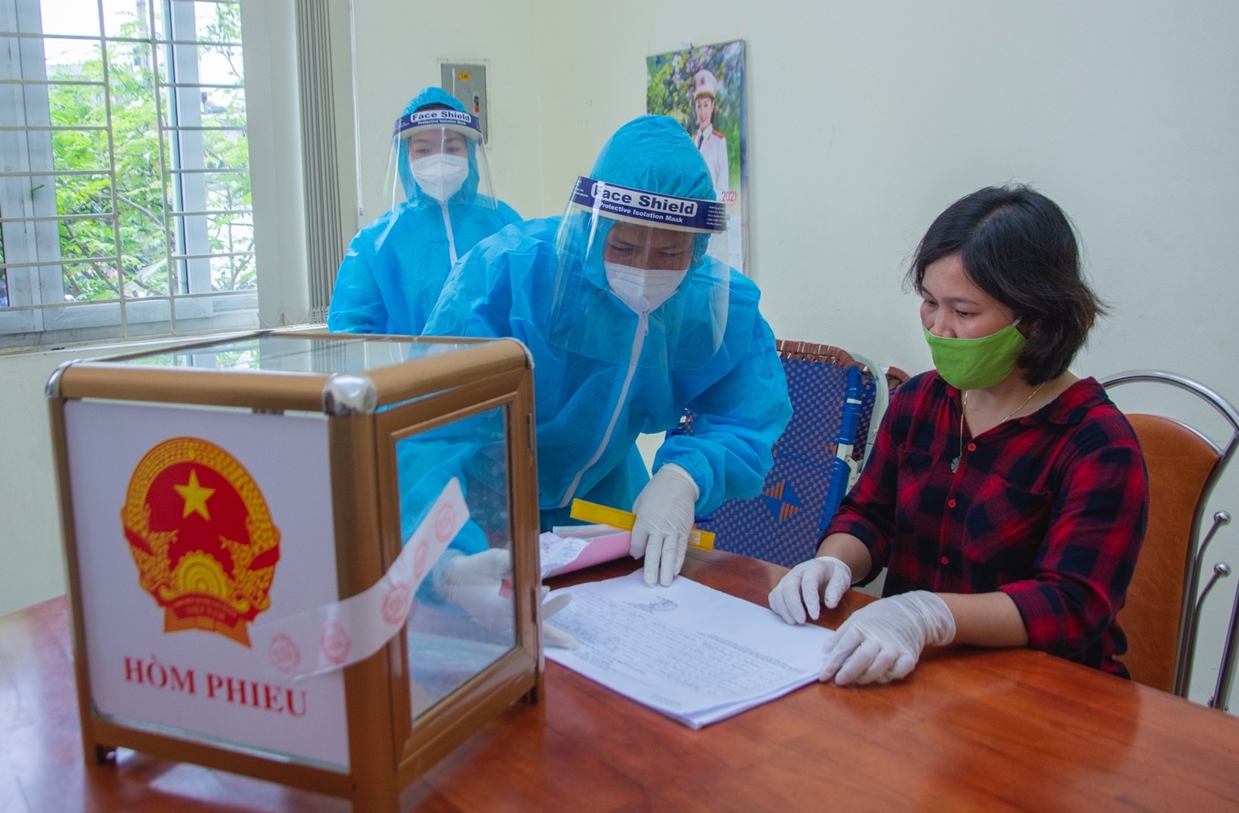 Bau cu tai diem bo phieu trong khu vuc bi phong toa anh 6