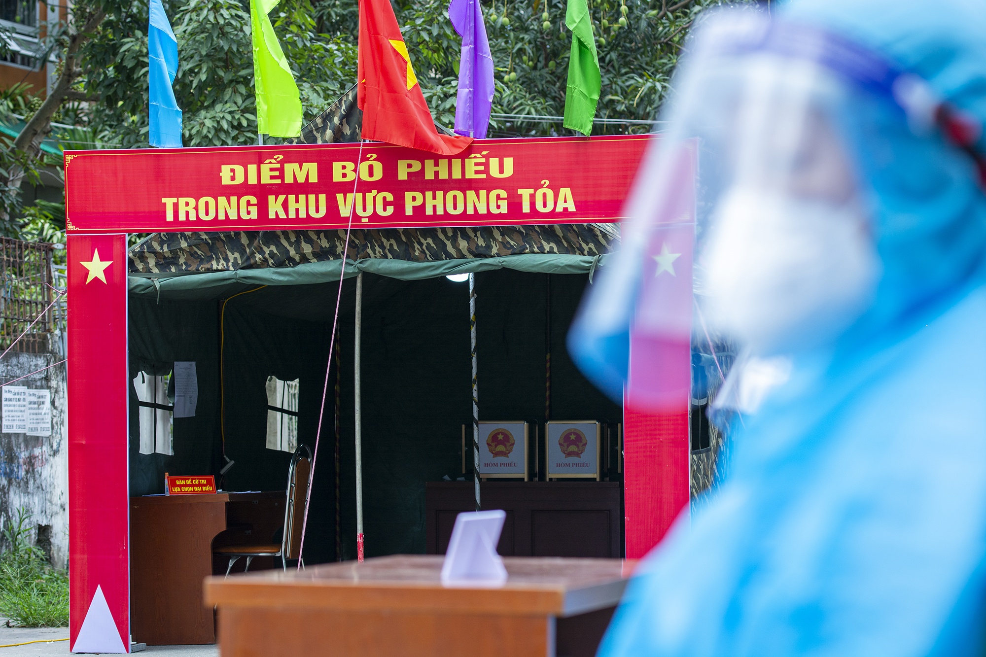 Bau cu tai diem bo phieu trong khu vuc bi phong toa anh 1