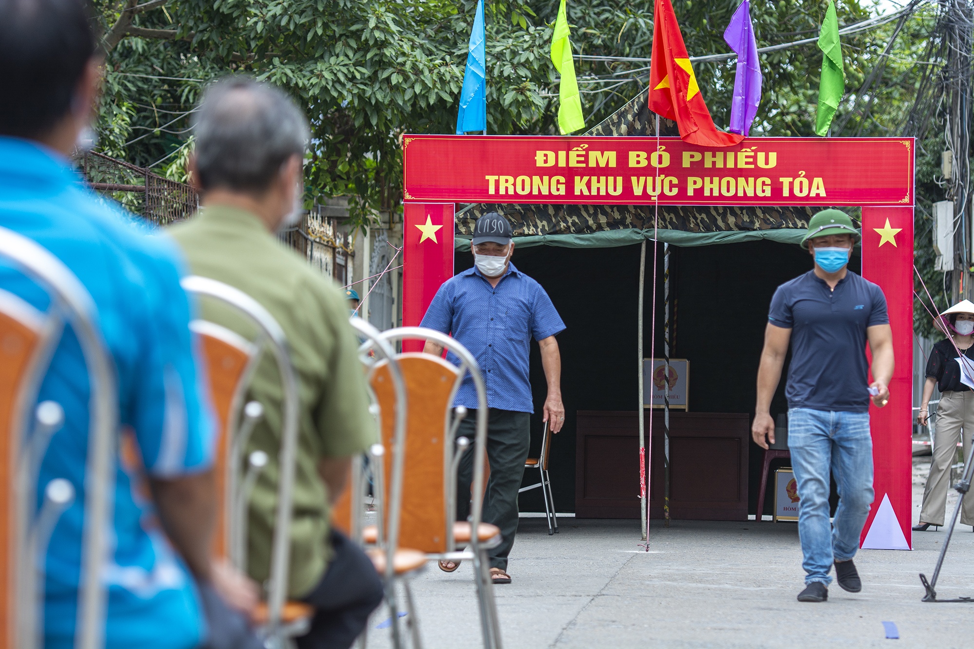 Bau cu tai diem bo phieu trong khu vuc bi phong toa anh 8