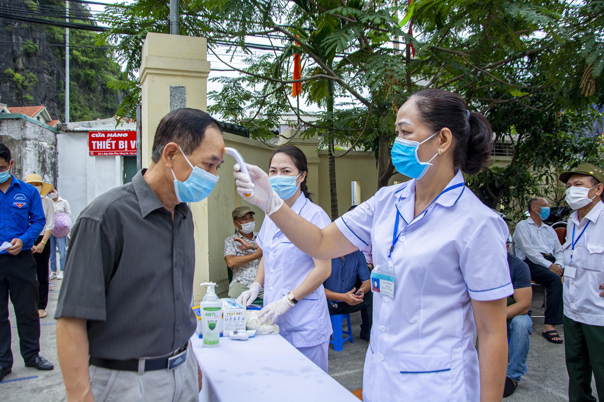 Bau cu tai diem bo phieu trong khu vuc bi phong toa anh 3