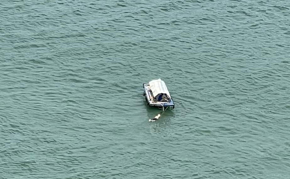 Nguoi phu nu nhay cau Bai Chay tu tu hinh anh