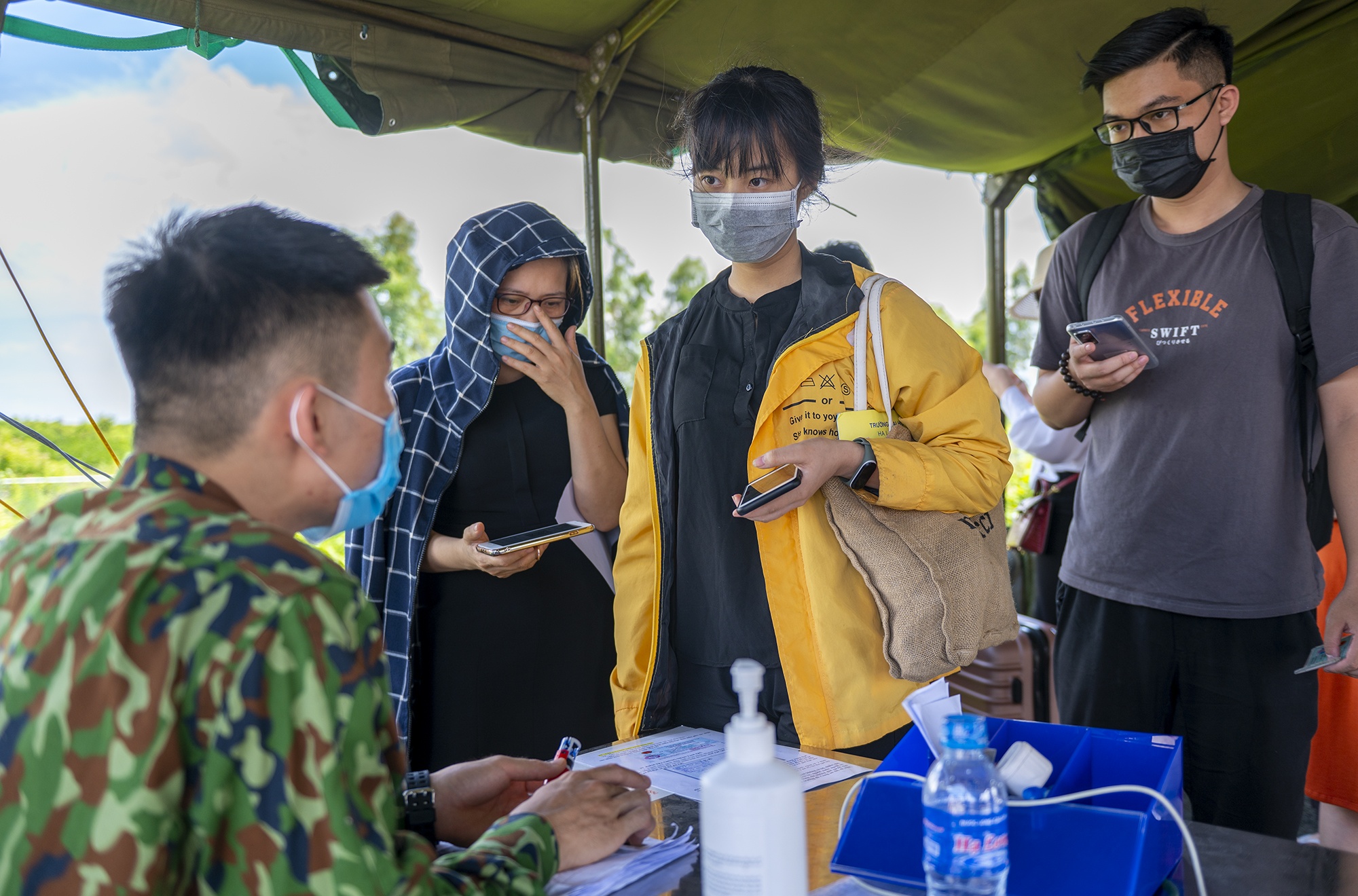 Quang Ninh xet nghiem Covid-19 cho nguoi dan ve tu TP.HCM hinh anh