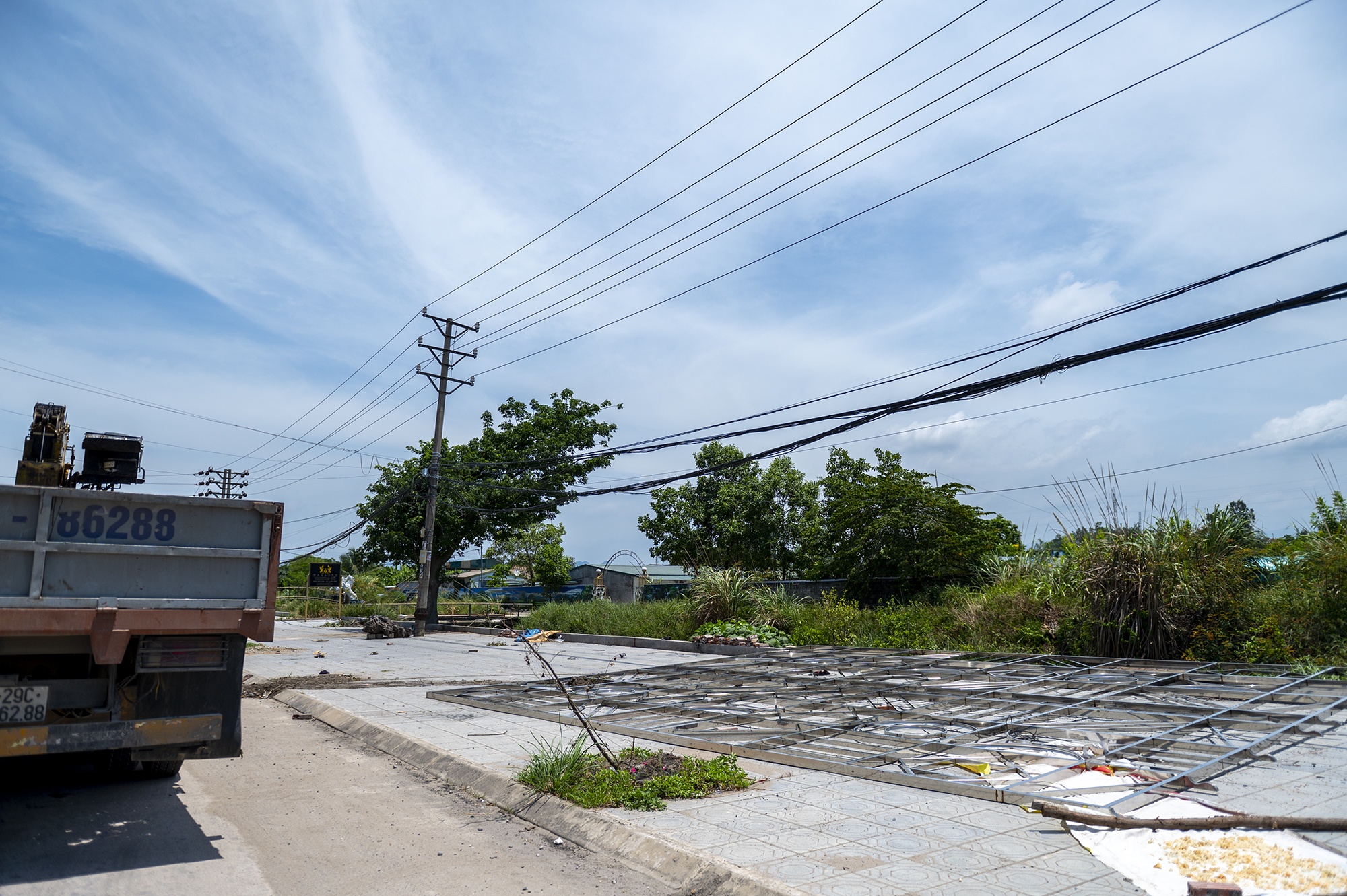 Can cau cham vao duong day trung the lam 3 nguoi bi bong nang anh 1