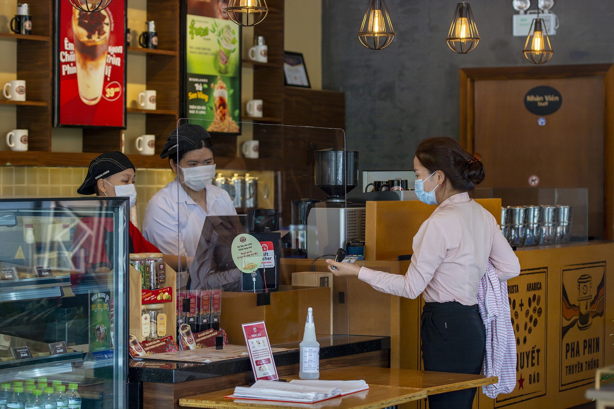 Nha hang dong cua de chong dich Covid-19 anh 11