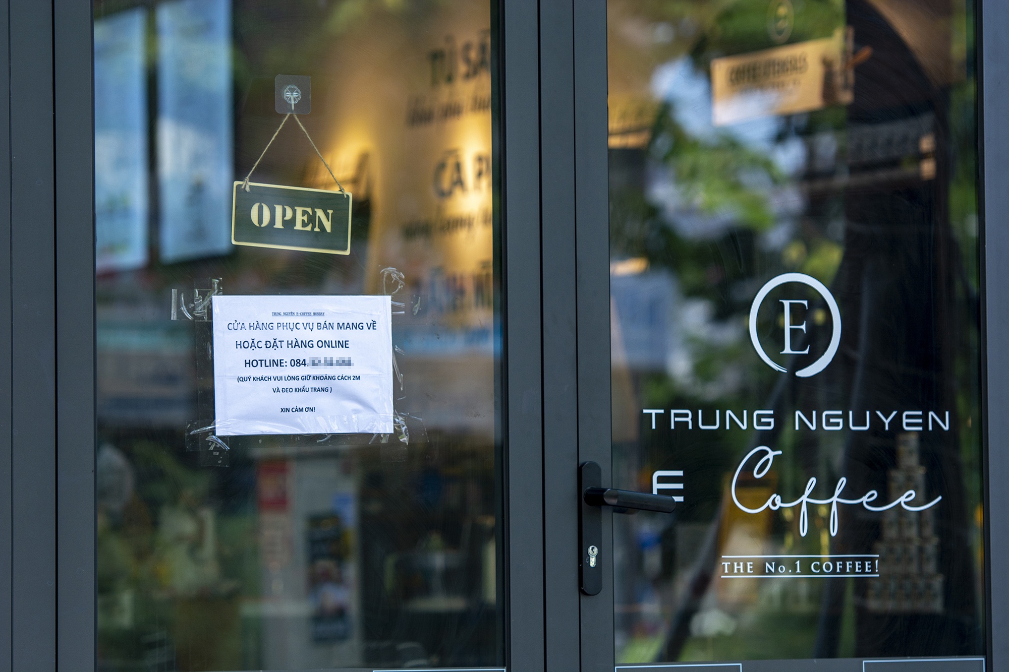 Nha hang dong cua de chong dich Covid-19 anh 6