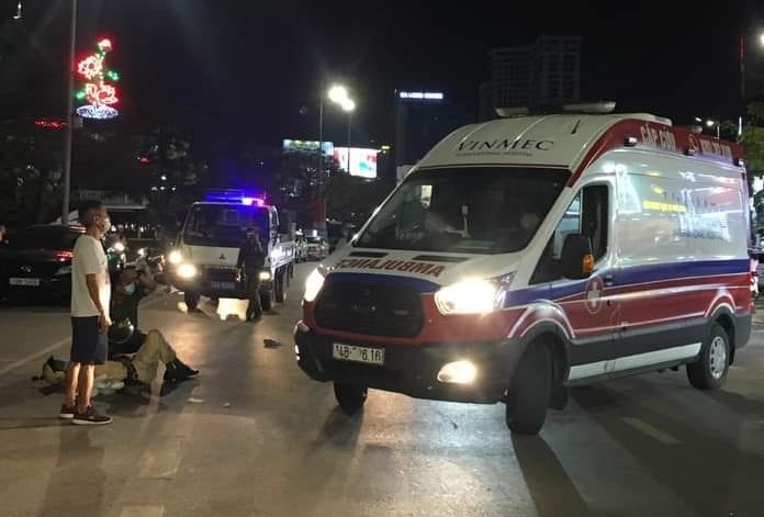 Nam thanh nien di xe may ‘tat dau’ xe CSGT anh 1