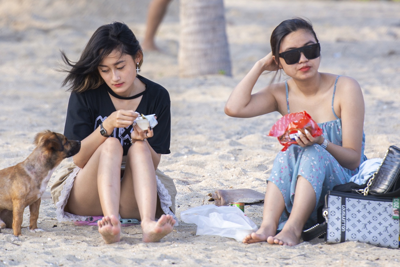 Nguoi Ha Long khong deo khau trang, di tam bien giua dich Covid-19 hinh anh