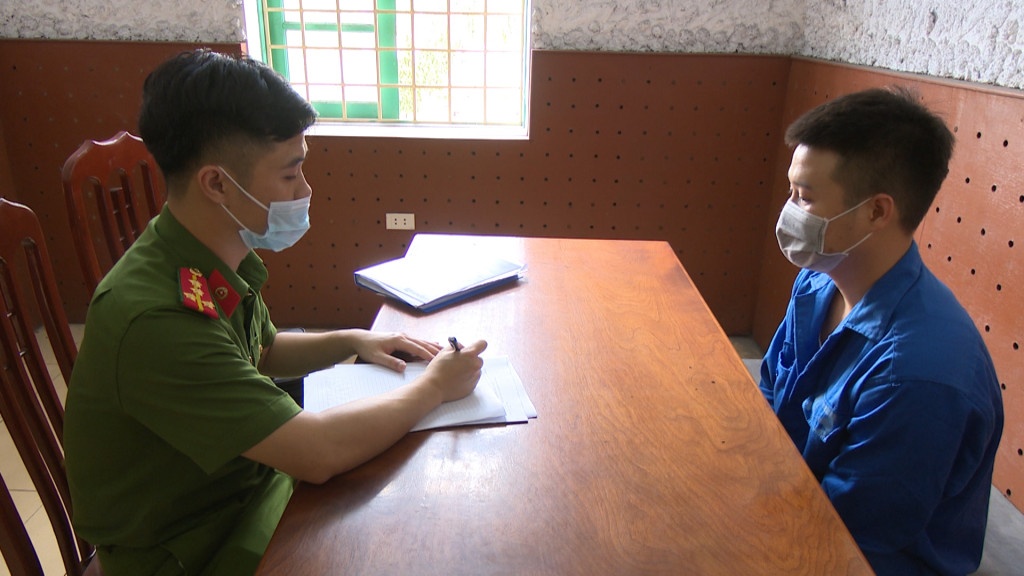 Khoi to thanh nien di xe may lam 2 CSGT bi thuong anh 1