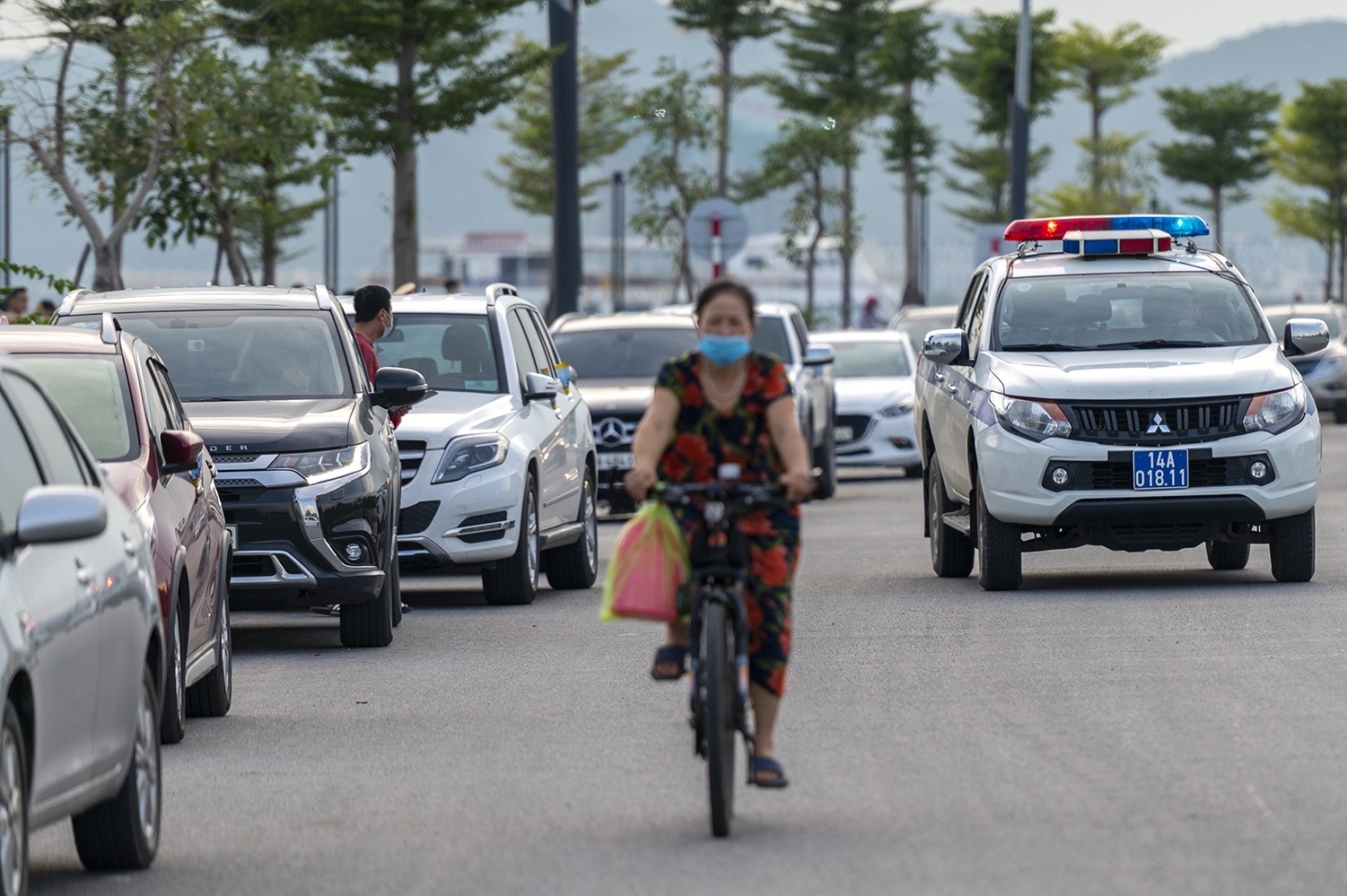 Hang tram tai xe oto thieu y thuc khi tam bien o Ha Long hinh anh