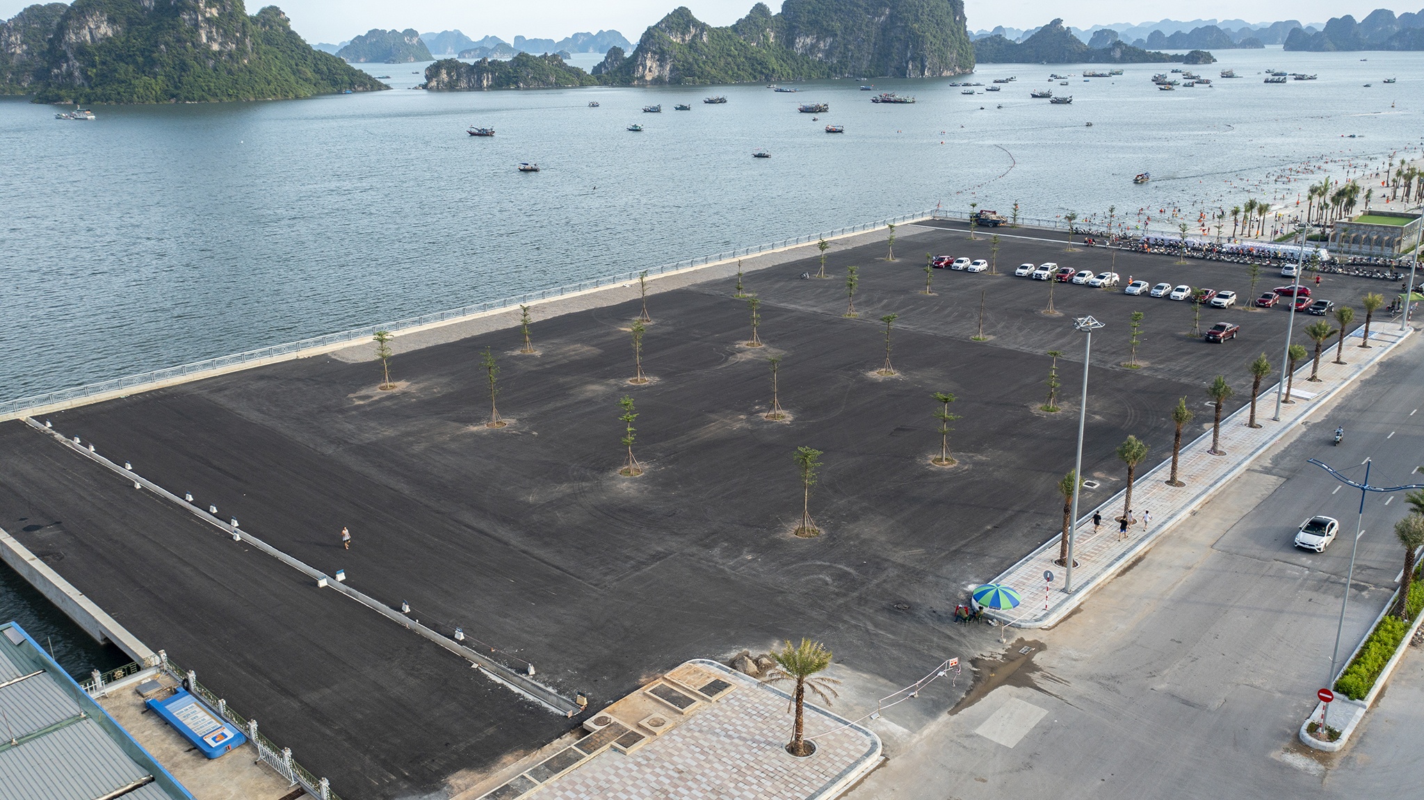 Oto,  xe may xep hang chan loi nguoi dan di ra bien anh 14