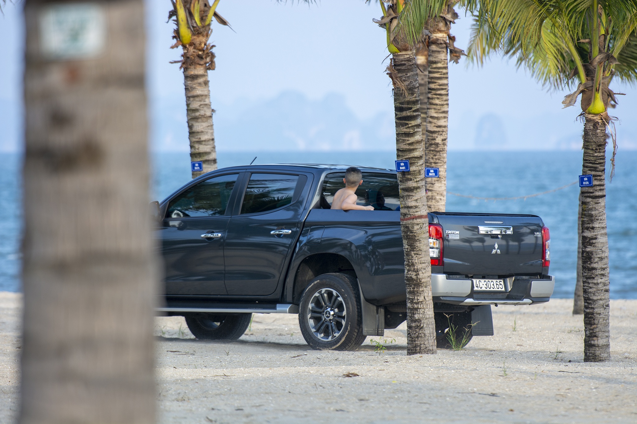 Oto,  xe may xep hang chan loi nguoi dan di ra bien anh 4