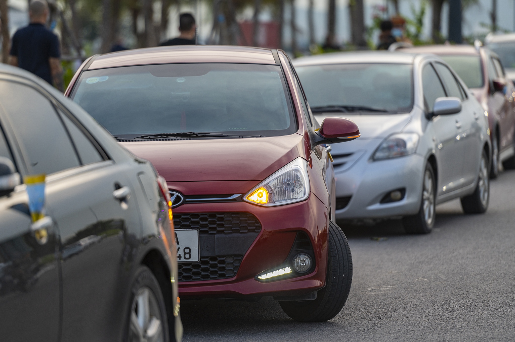 Oto,  xe may xep hang chan loi nguoi dan di ra bien anh 10