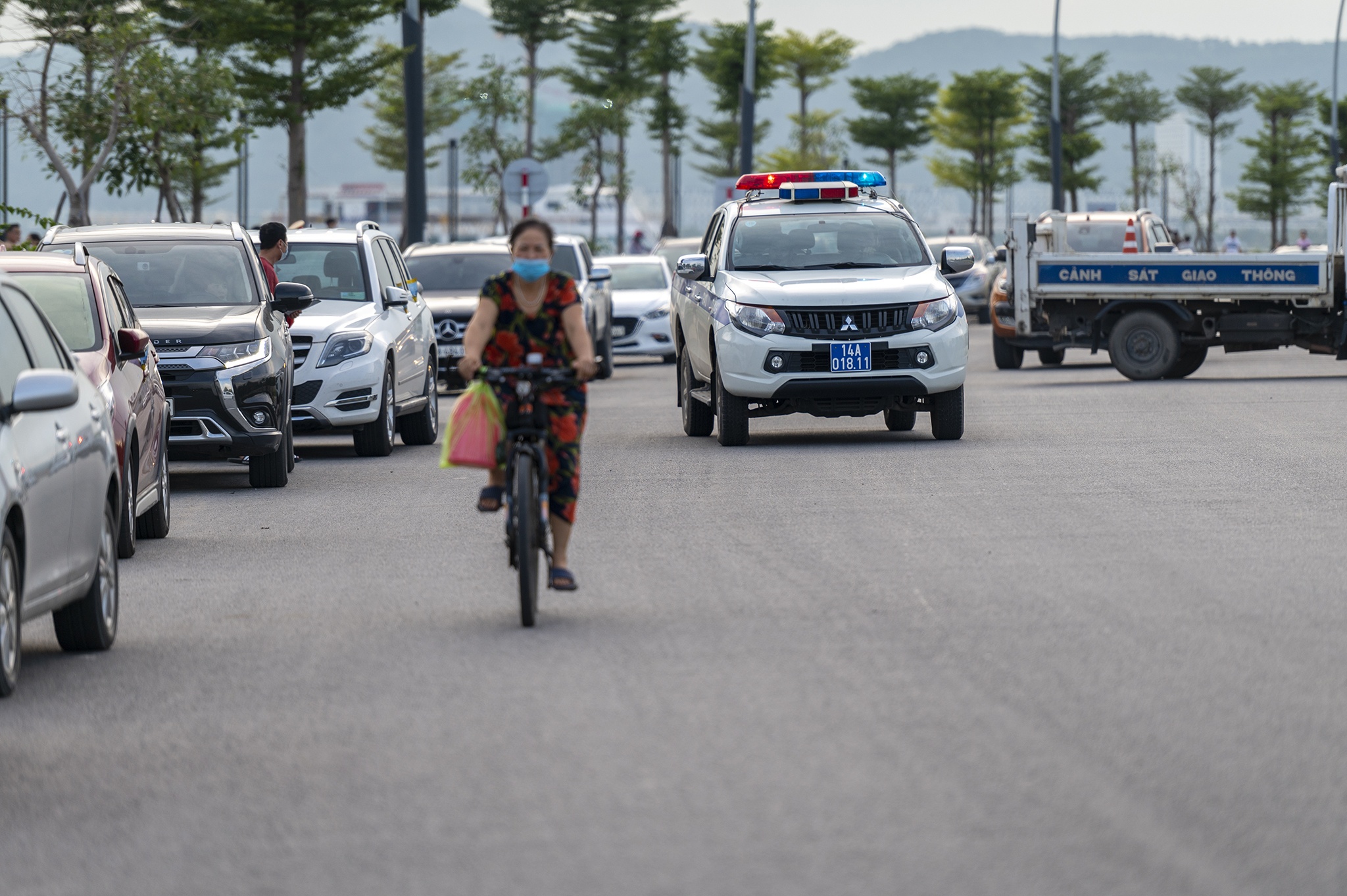 Oto,  xe may xep hang chan loi nguoi dan di ra bien anh 9