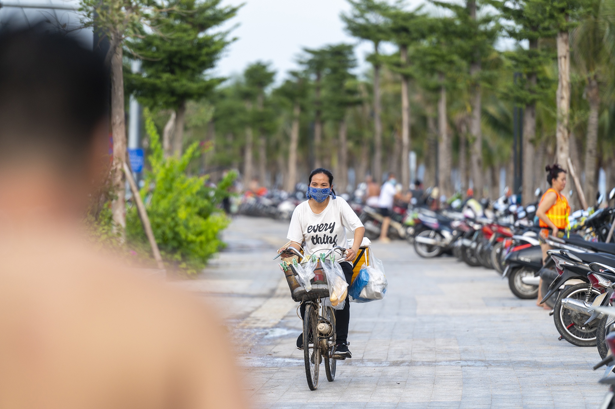 Oto,  xe may xep hang chan loi nguoi dan di ra bien anh 7