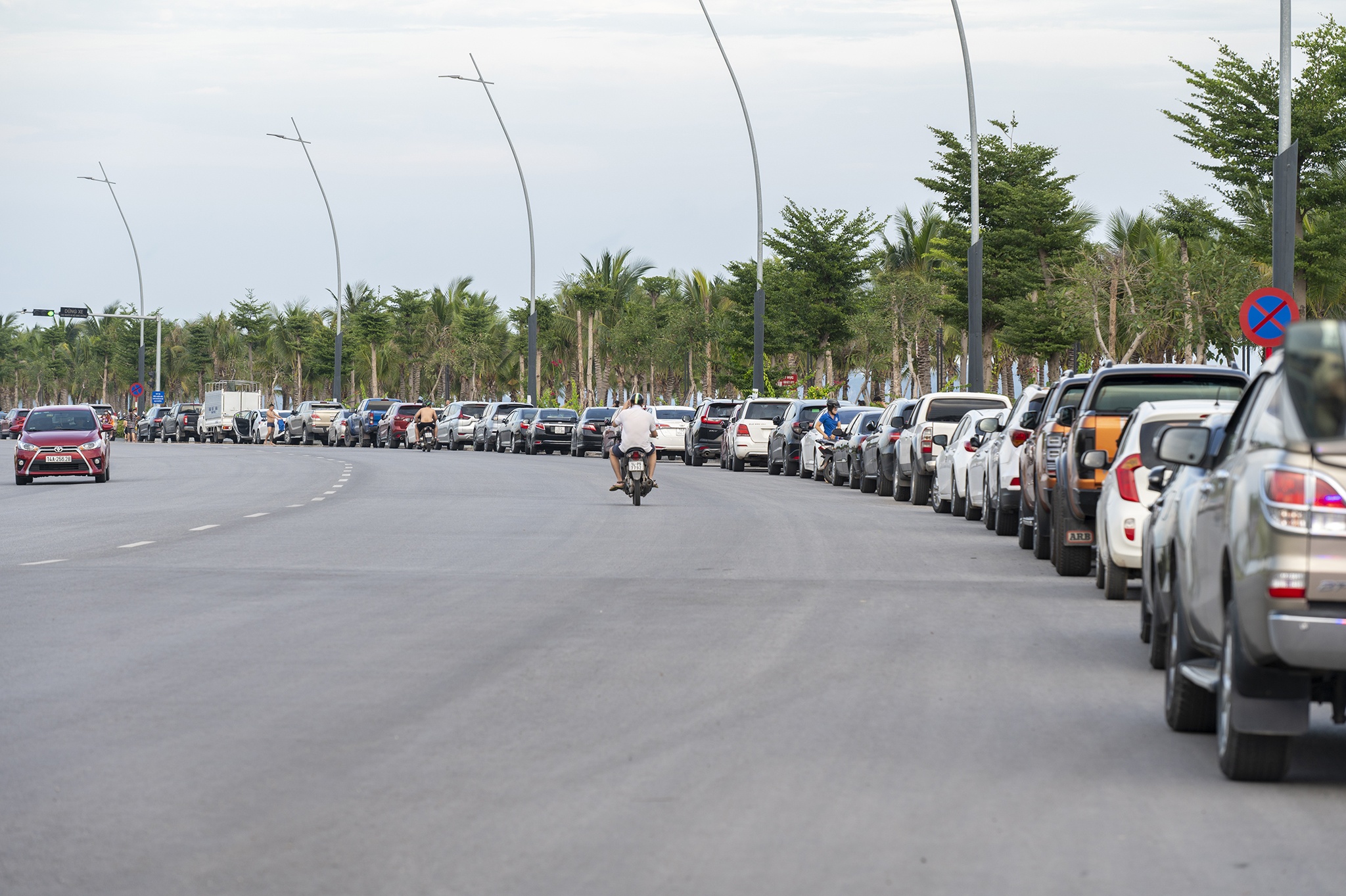 Oto,  xe may xep hang chan loi nguoi dan di ra bien anh 1