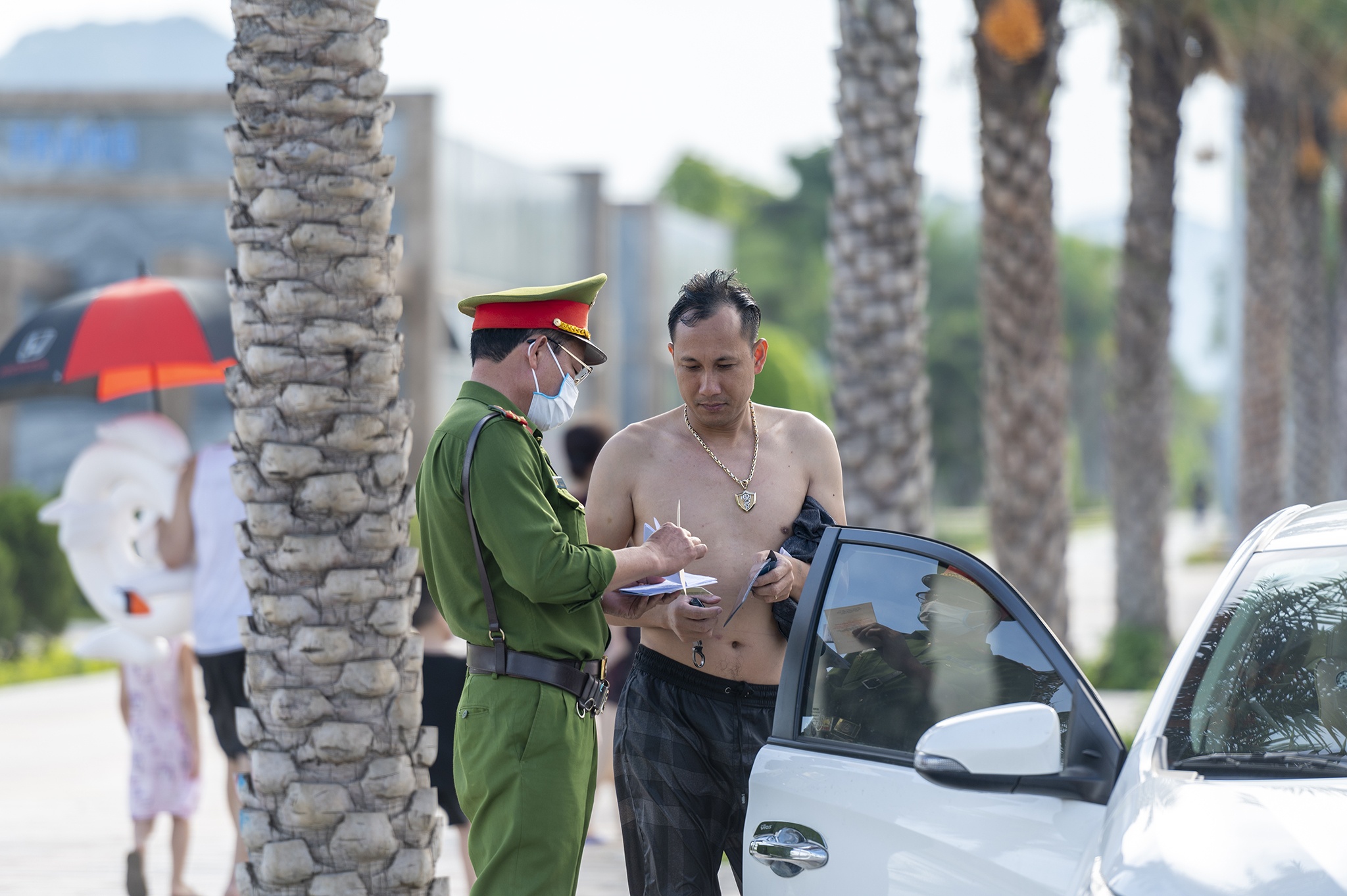 Oto,  xe may xep hang chan loi nguoi dan di ra bien anh 12
